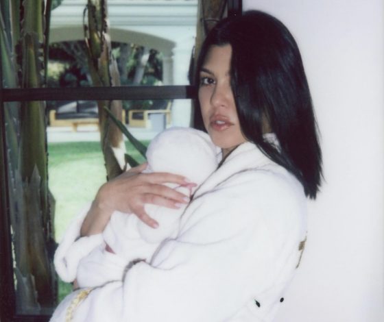 Эти ножки сводят с ума: Кортни Кардашьян показала снимок своего пятимесячного сына