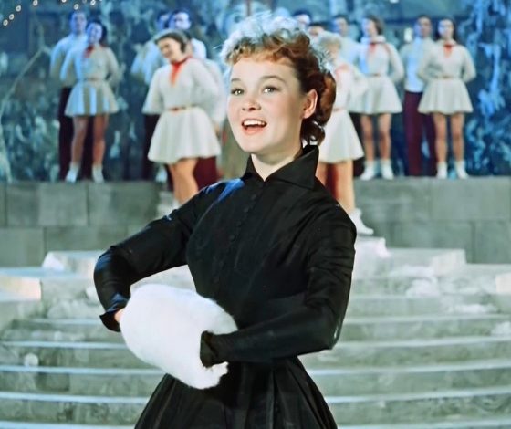 Пришли девчонки, стоят в сторонке... Тест: сможешь ли ты продолжить эти культовые советские песни?