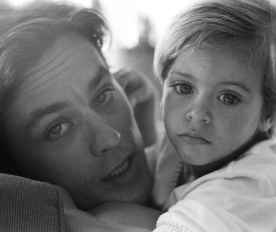 Сын Алена Делона собирается подать в суд на сестру из-за сокрытия правды об отце