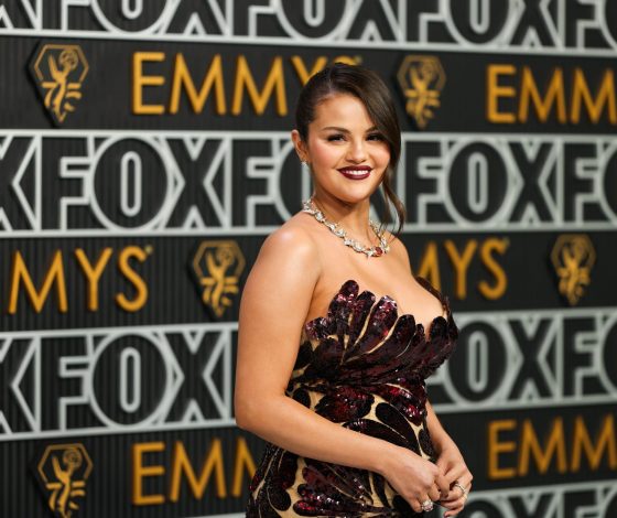 Худшие выходы звезд на премии «Эмми – 2023»: Дженнифер Кулидж в образе «богатой вдовы» и Селена Гомес в безнадежно устаревшем платье