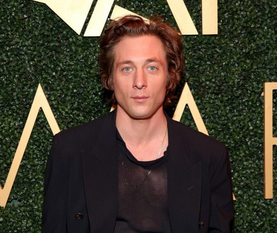 Известны подробности нового романа Джереми Аллен Уайта с коллегой по сериалу «Медведь»