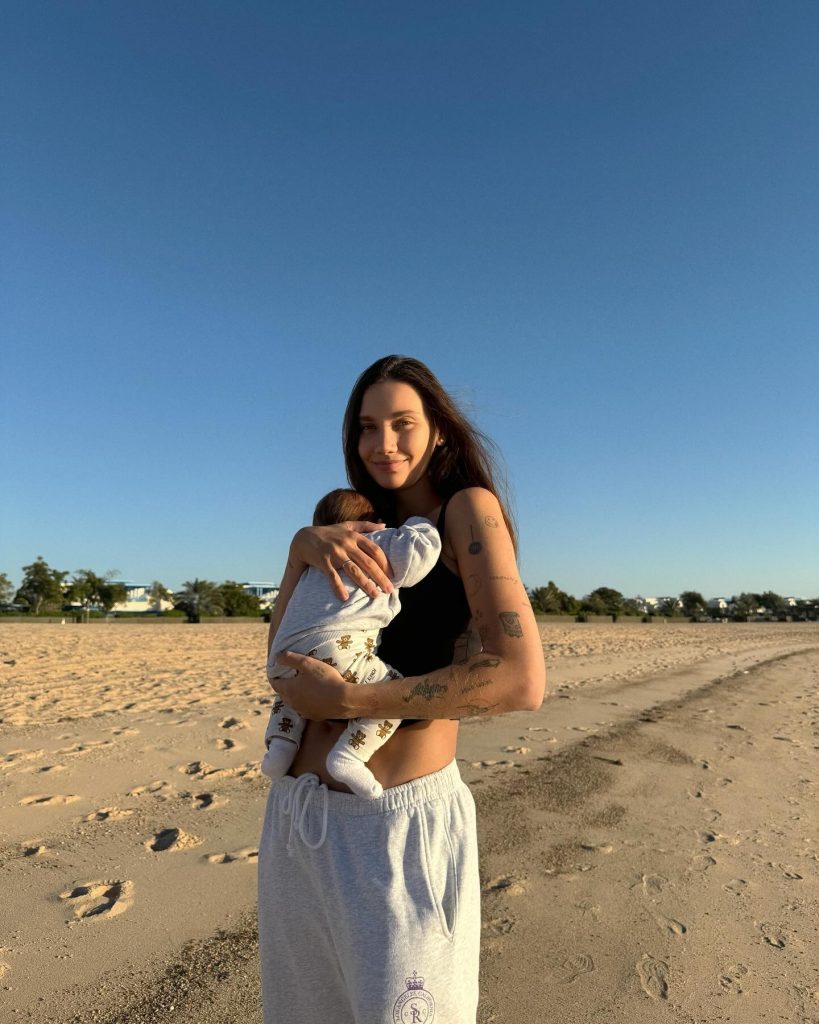 Карина Истомина с дочерью. Фото: социальные сети