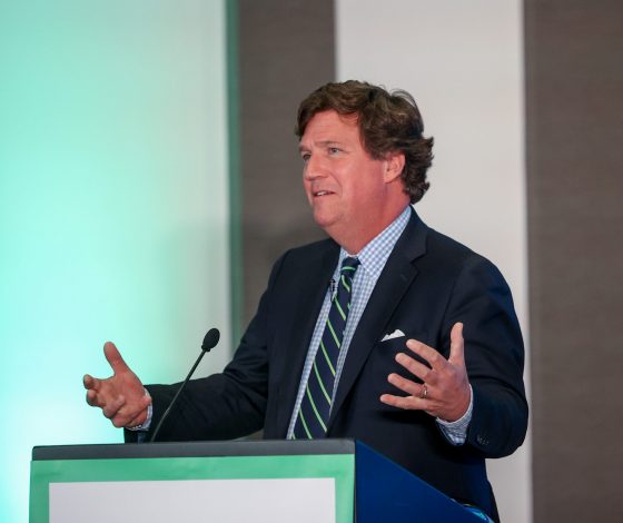 После анонса интервью с Владимиром Путиным: чем известен Такер Карлсон