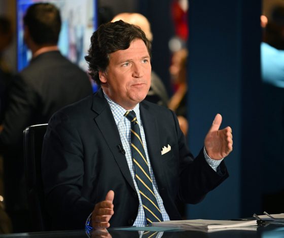 Американский журналист Такер Карлсон замечен в ресторане на Патриках