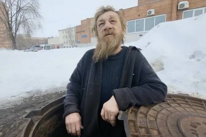 A man who had been living in a sewer for more than 10 years was rescued in Togliatti.  His relatives thought he was dead
