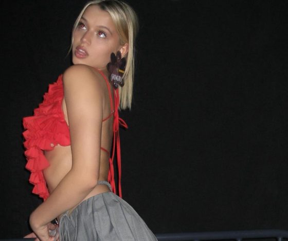 Юля Гаврилина поддержала тренд на топы с открытой спиной, которые мы будем носить этим летом