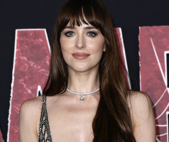 Дакота Джонсон затмила всех в «голом» платье-кольчуге на премьере нового фильма