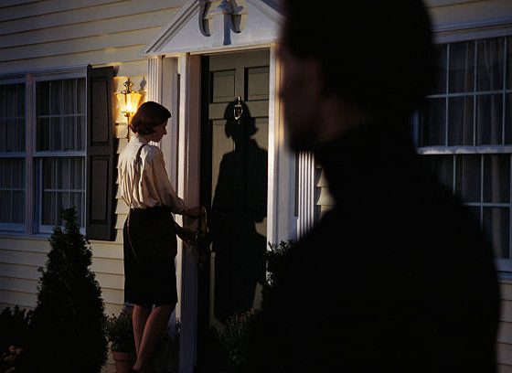 Задержан сталкер, который преследовал бывшую девушку и заставил ее взять большой кредит. Он совершил не менее четырех преступлений