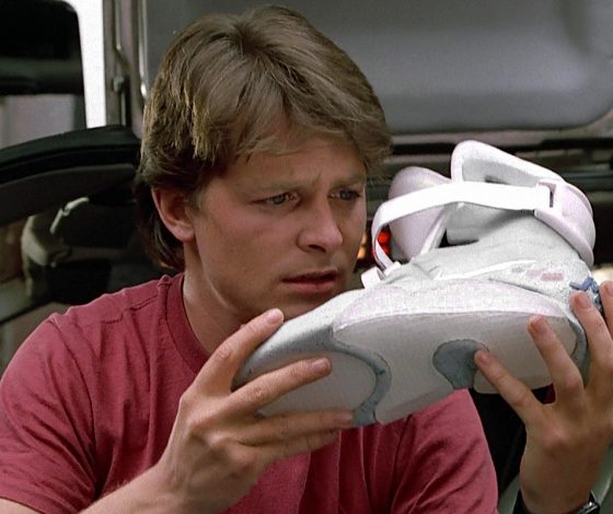 Тиктокеры отрезают подошву кроссовок, чтобы ходить босиком