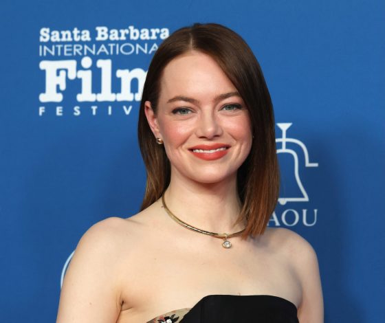 Эмму Стоун засняли после слухов о том, что она побрилась налысо