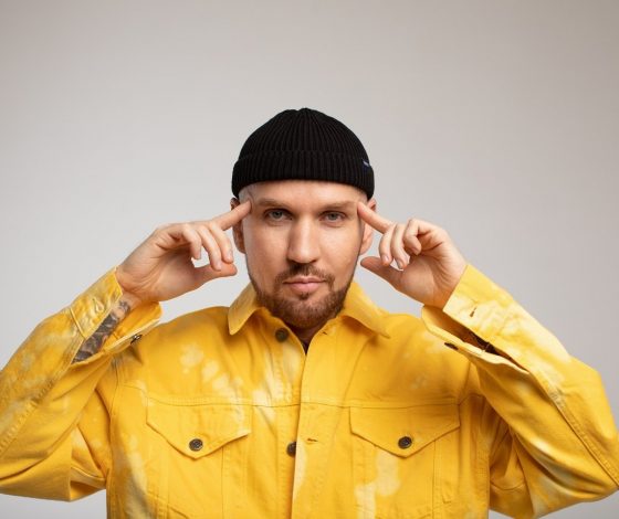 Фанатка подарила автору хита «Из окон» Звонкому вертолет за 630 млн рублей