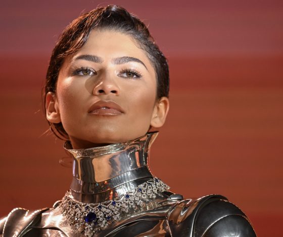 Зендея предстала в футуристичных доспехах из архивов Mugler