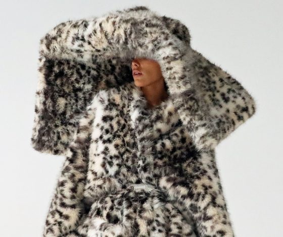 От дождевика на обнаженное тело до микробелья: самые эпатажные образы жены Канье Уэста