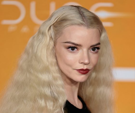 Ход королевы драмы: Аня Тейлор-Джой предстала в образе из кутюрной коллекции Maison Margiela