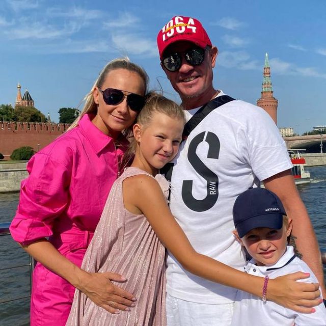 Жена Романа Костомарова рассказала о реакции детей на ампутацию конечностей фигуриста
