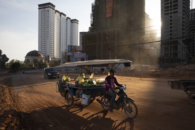 В Камбодже запретили музыкальные гудки в автомобилях, чтобы люди не танцевали на дорогах