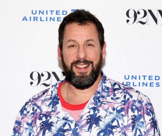 Редкие кадры: Адам Сэндлер и его жена замечены на прогулке в Лос-Анджелесе