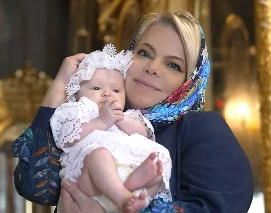 Яна Поплавская показала фото с крещения своей внучки Аглаи