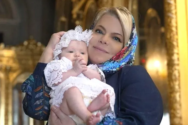 Яна Поплавская показала фото с крещения своей внучки Аглаи