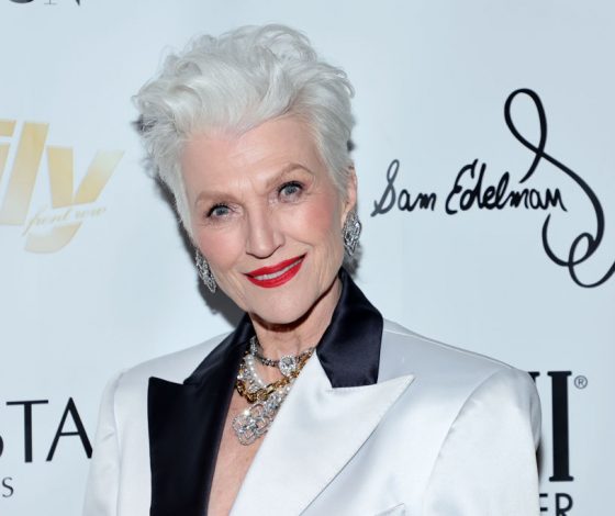 76-летняя мама Илона Маска прошлась по подиуму на Неделе моды