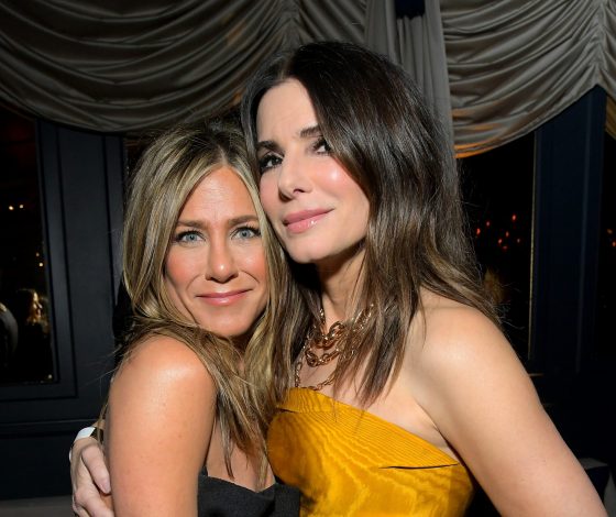 Дженнифер Энистон и Сандру Буллок заметили во время выхода из клиники пластической хирургии