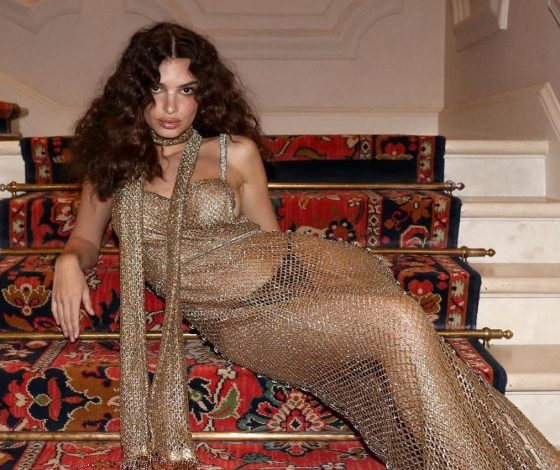 Эмили Ратаковски позирует в платье-кольчуге на обнаженное тело