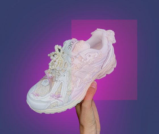 Как сделать даже самые скучные кроссовки трендовыми? Просто добавь жемчуг и смени шнурки, как это делают модные инфлюенсеры