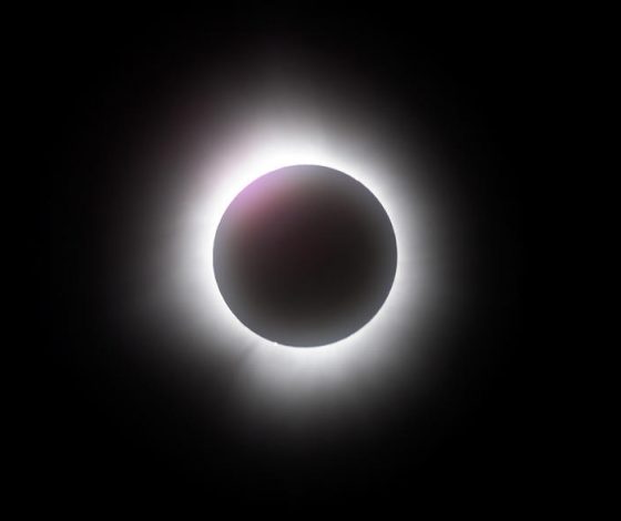 Темные очки и странные ритуалы: западные знаменитости встретили солнечное затмение