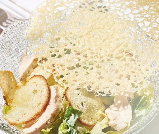 Салат «Цезарь» снова в тренде: где искать самый вкусный в Москве?