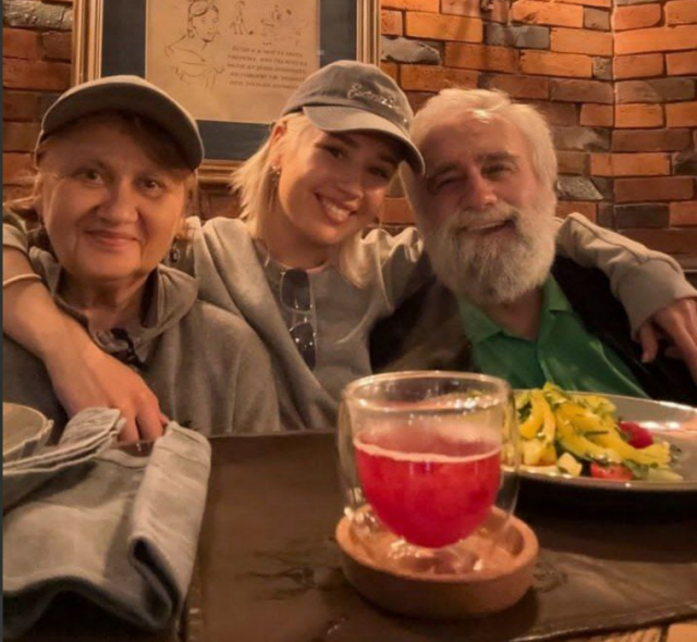 «Тут я расплакалась»: Клава Кока провела выходные с бабушкой и дедушкой