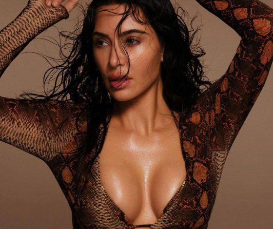 Змеиный принт и обжигающий красный: Ким Кардашьян показала самые трендовые бикини этого года