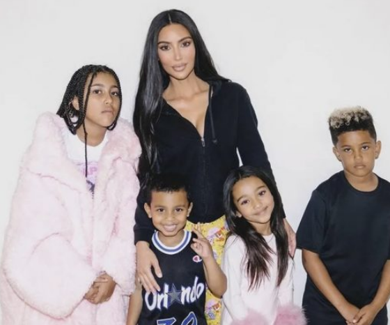 Должны сочетаться с декором: няня детей Ким Кардашьян назвала требования звезды к персоналу