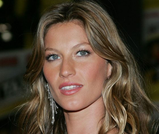 Жизель Бундхен отпраздновала 44-летие с сестрой-близнецом