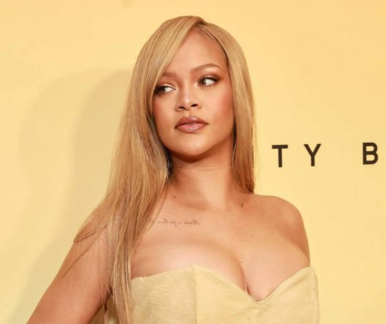 «Я на пенсии»: поклонники заметили тайное послание на рубашке Рианны