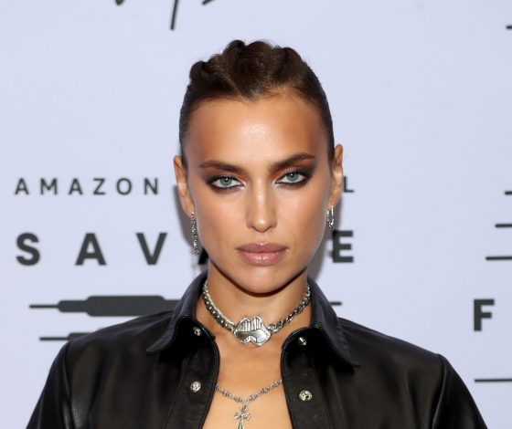 Промокла до нитки: Ирину Шейк в кружевном платье засняли под проливным дождем