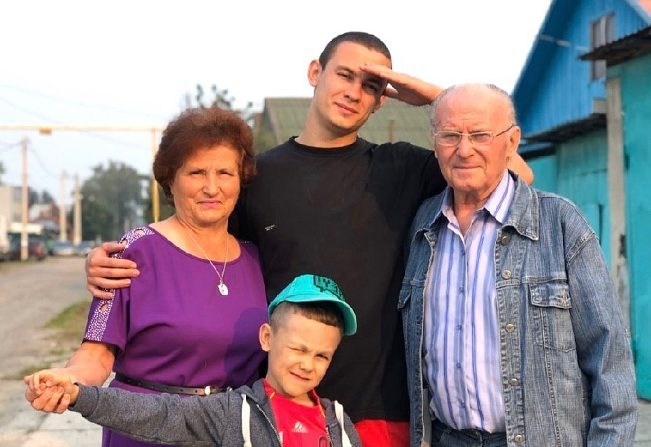 «Бабушка уже седая от моих поступков»: Никита Кологривый поделился семейным фото