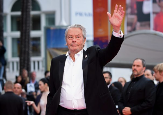 Редкое фото: дочь сняла 88-летнего тяжелобольного Алена Делона за завтраком