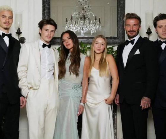 Прозрачное платье и костыли: как Виктория Бекхэм отметила юбилей