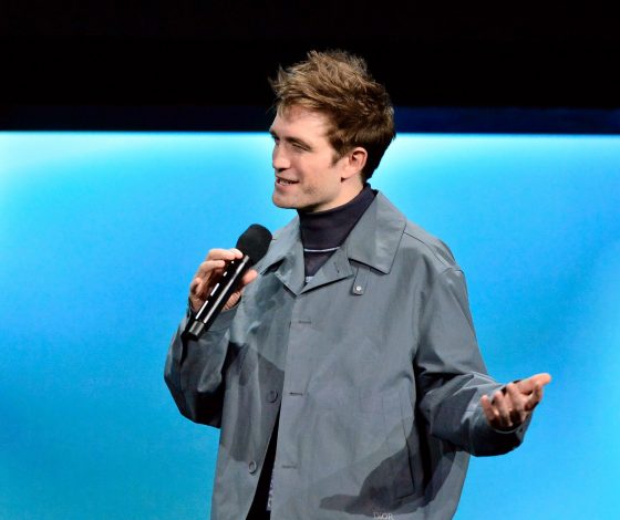 Роберт Паттинсон носит базовый костюм, который нужен каждому парню