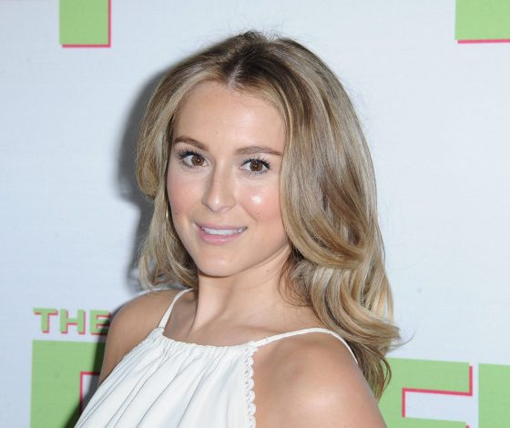 «Горе накатывает на нас волнами»: звезда «Детей шпионов» Алекса Вега потеряла ребенка