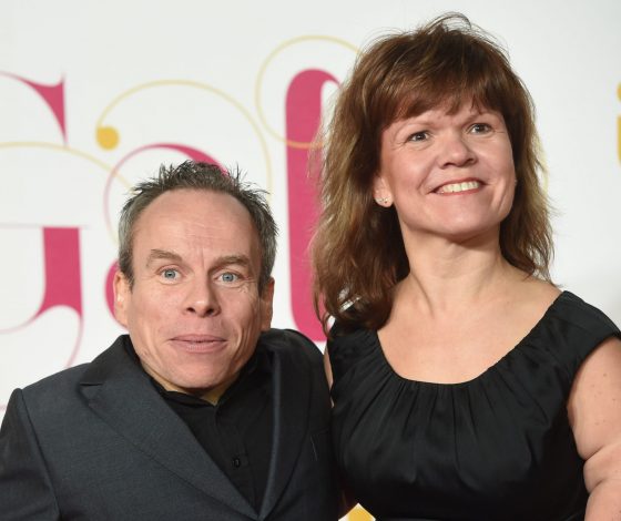 Звезда «Гарри Поттера» Уорвик Дэвис требует расследовать смерть его жены