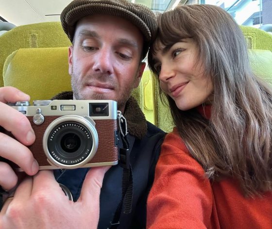 Лили Коллинз и ее мужа раскритиковали в Сети после рождения ребенка