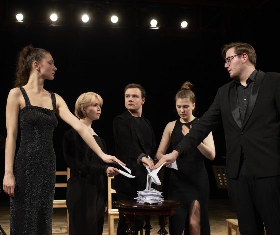 Честный спектакль «Парадокс скворца» о жизни мигрантки покажет Театр имени Маяковского