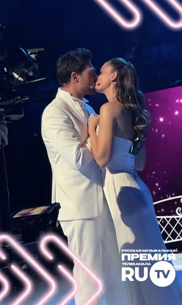 «Они встречаются два месяца»: Агата Муцениеце и Иван Чуйков поцеловались на сцене