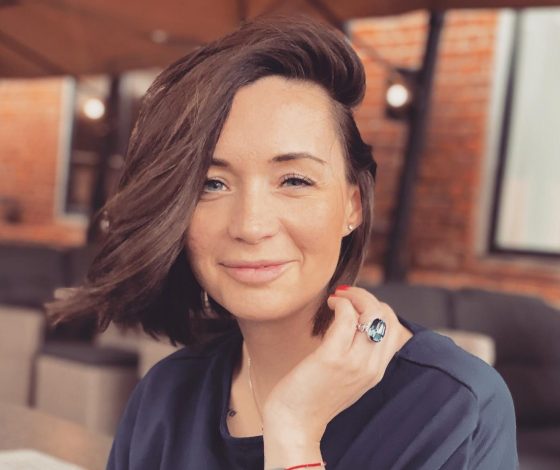 «Вышла в сопровождении врачей»: сестре Гуфа стало плохо в самолете