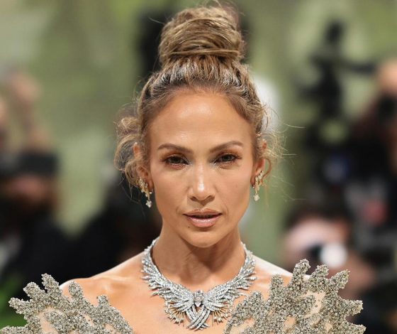 Лучшие бьюти-образы звезд на Met Gala 2024: Сидни Суини с перламутровой кожей и Рита Ора с «мокрой» укладкой