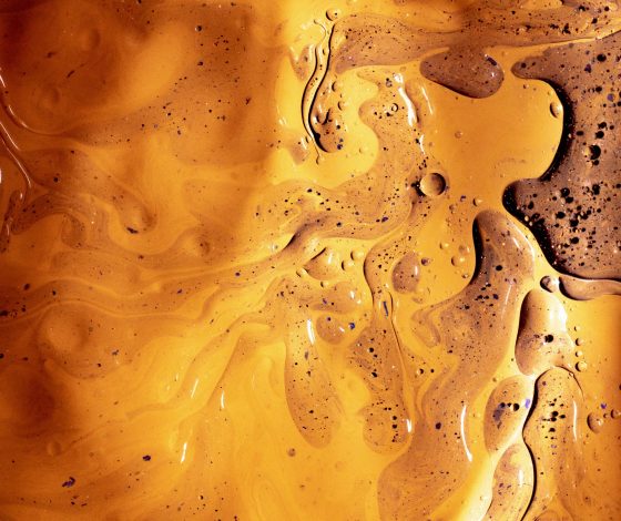 Чем лучше смывать макияж: мицеллярной водой или гидрофильным маслом