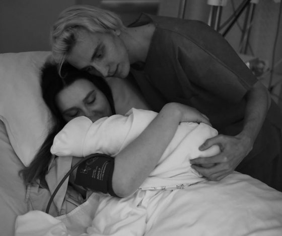 Юля Годунова поделилась трогательными кадрами первой прогулки с новорожденной дочерью