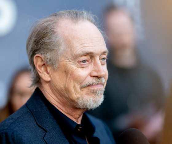 На 66-летнюю звезду «Чудотворцев» Стива Бушеми напали во время прогулки