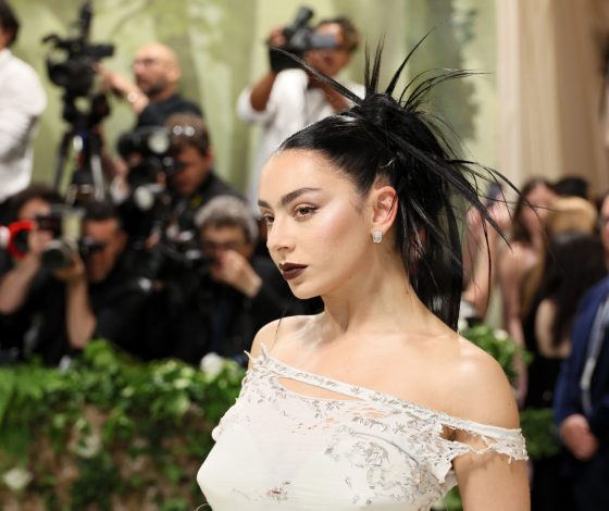 Charli XCX отказалась комментировать слухи об их вражде с Тейлор Свифт